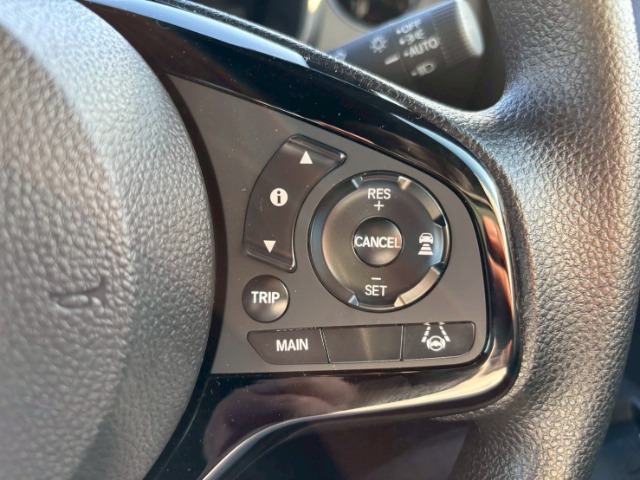 予め設定した速度で定速走行。先行車に近づいたら、システムが先行車との距離や速度差を測定し、自動的に加減速。適切な車間距離を維持しながら追従走行します。