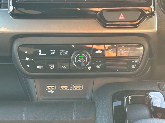 前席に寒い日も身体を温め快適なドライブをサポートしてくれるシートヒーターを装備しています。