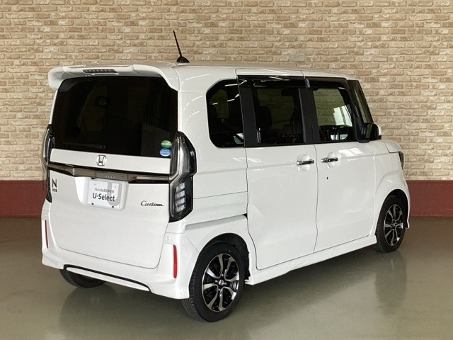 大型のテールゲートスポイラーでスタイリッシュな印象へ