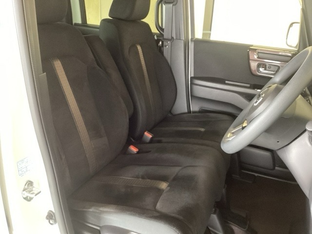 ミニバン並みの視界の高さ。見下ろすような視界で周囲をよく見渡しながら運転できます。