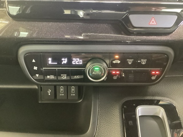 運転席・助手席とそれぞれシートヒーターがついてます。寒い冬には嬉しいですね！