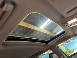 【サンルーフ】開放感たっぷりの希少装備、サンルーフが装着されています！車内に明かりを取り入れたり景色を楽しむ以外にも、車内の空気も簡単に換気できて快適です！