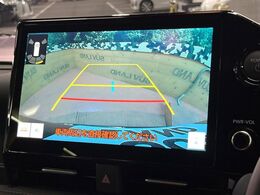 【バックカメラ】駐車時に後方がリアルタイム映像で確認できます。大型商業施設や立体駐車場での駐車時や、夜間のバック時に大活躍！運転スキルに関わらず、今や必須となった装備のひとつです！