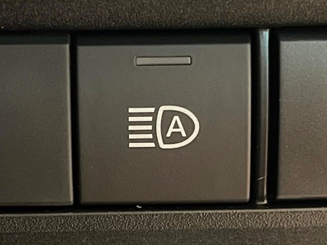 【アダプティブハイビーム】遠くまで明るく照らすハイビームを先行車や対向車に照射しない様、自動で調整！毎回手動で切り替える必要がなく、夜間走行時のストレスも軽減。安全性向上にも寄与します。