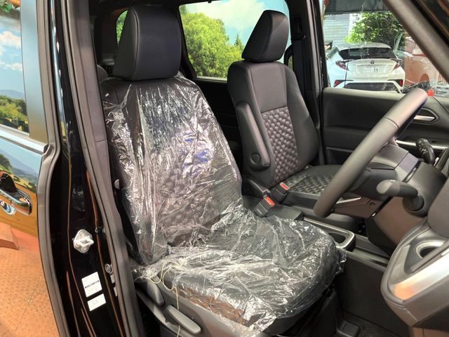 運転席まわりには十分なスペースがあり、大柄な方でもゆったり運転していただける環境です。