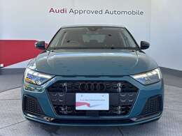 Audiの象徴であるシングルフレームグリルをよりワイドで低くシャープなデザインとすることでワイド＆ローのフォルムを協調しています。