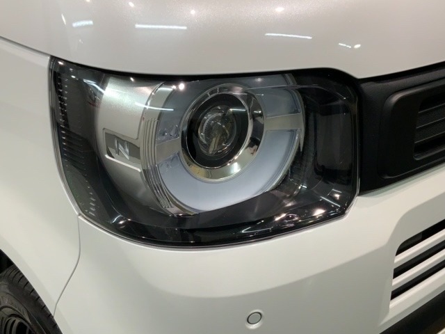 LEDヘッドライトは、点灯の瞬間から最大光量を発揮し、突然暗くなるトンネルなどでの安定感を高めます。