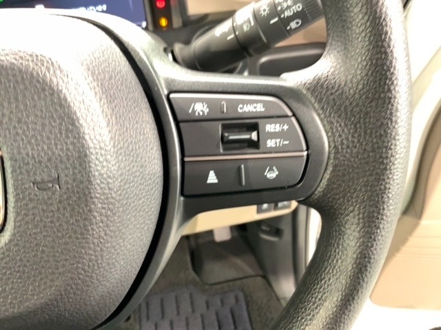 クルーズコントロールを装備しています。高速道路などで一定の速度で走ってくれるので運転が楽ですよ！速度を設定できますので、スピードの出しすぎにも注意できます。
