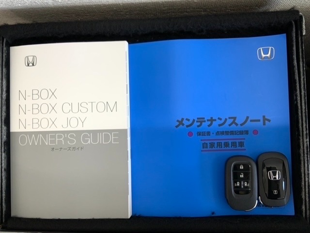 スマートキーは鍵をバッグに入れたままでもドアロックの開閉やエンジンのON・OFFができます。夜間や雨の日も鍵を探さなくて良いので便利です。