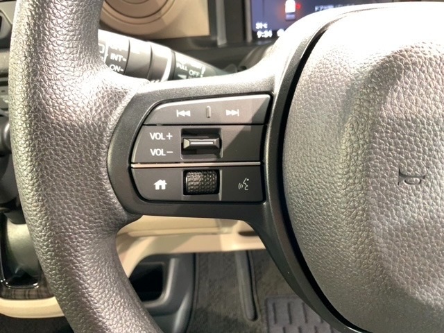 ステアリングにオーディオ操作スイッチが付いています。オーディオ画面に直接タッチしなくても操作が出来ますので、運転に集中できます。