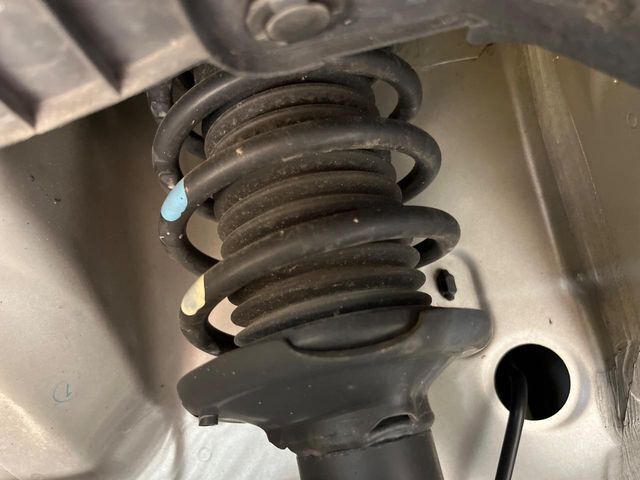 お車を安心してお乗りいただく為には、足回りの定期点検が欠かせません。サービスサポート（有償保証）では無料点検もご提供しており、安心のカーライフをお過ごしいただけるサポート体制が整っています。