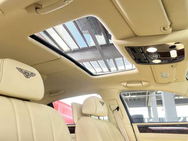 電動サンルーフがついているので、車内空間が明るく開放的になります。