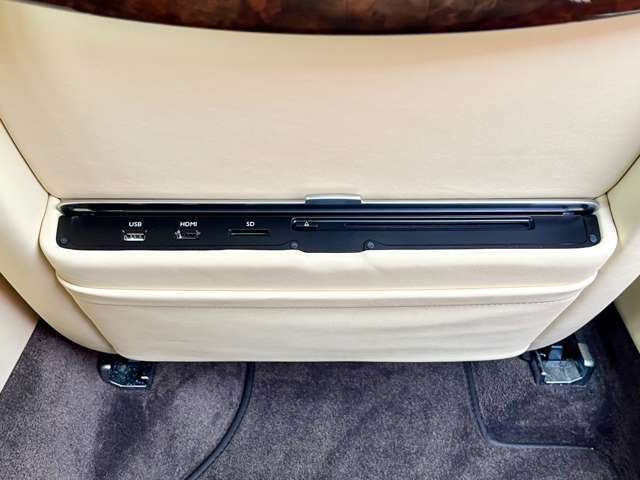 後部座席にUSB電源やDVDの挿入口が装備されています！
