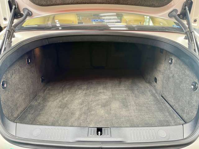 奥行きがあるトランクスペースになっているますので、たくさんの荷物を積み込む事ができます♪