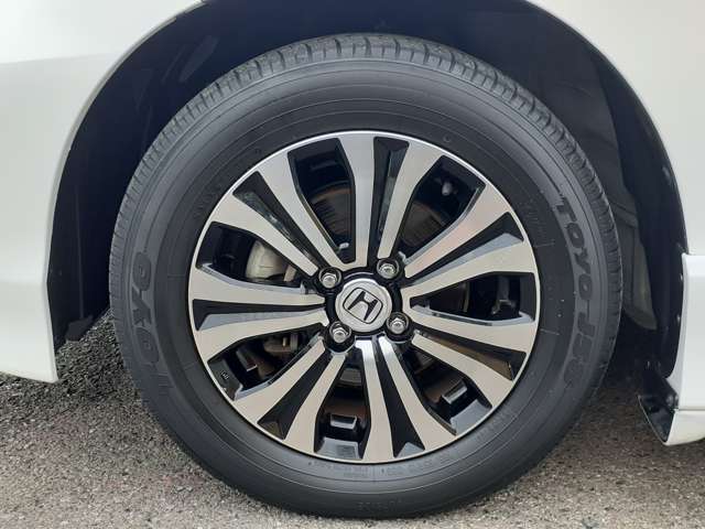純正15インチアルミホイール装着車両！タイヤの溝も前後共に5部残っております！