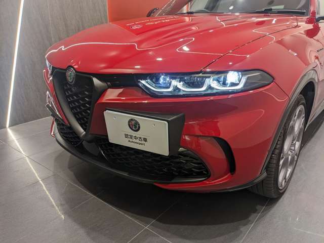 3連装LEDユニットが奏でるデイタイムランニングライトのライン。昼夜を問わず常に点灯し、対向車や歩行者、サイクリストからの被視認性を高め、事故発生のリスクを低減します。