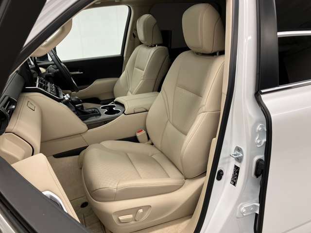 運転席・助手席は電動シートとなっており、お好みの位置まで細かく調整可能です。足元にも余裕があり、リラックスしてお乗りいただけます。