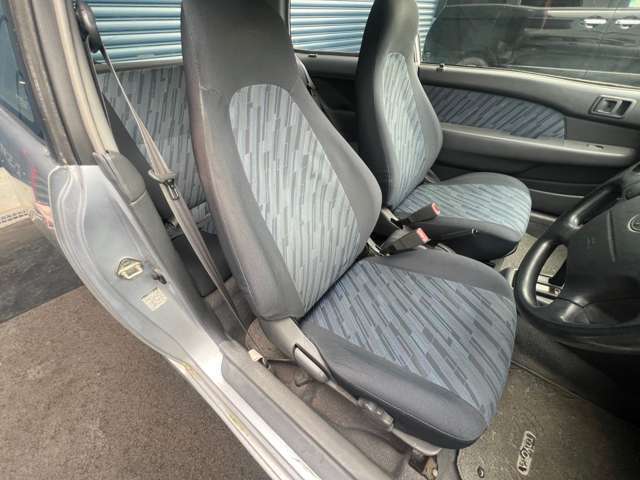 運転席シートです。使用感はありますが破れなどなく良好です。