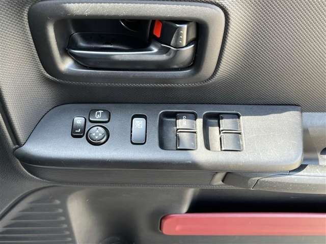運転席ドア側パワーウィンドウ・ドアミラースイッチ。