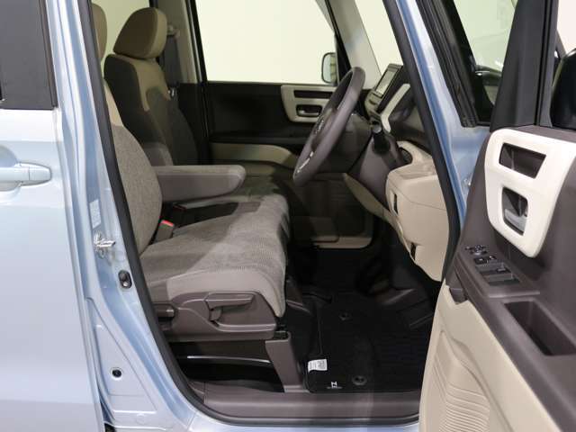 様々なシーンで体をやさしく支え運転に集中させてくれる低反発シートです。