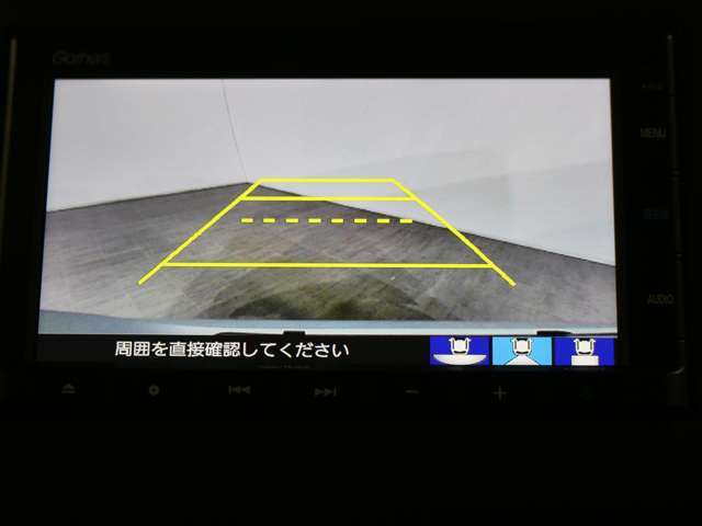 バックカメラと連携してガイドラインをナビ画面に表示し後退駐車・出入庫時のサポートをします。