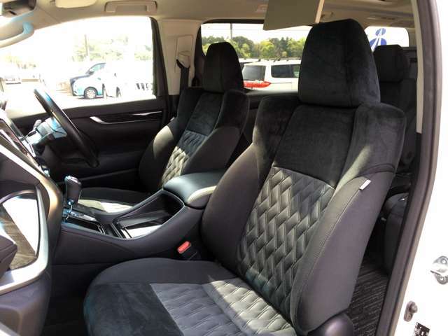 ホールド感もよく、長時間運転にも疲れにくい重厚なシートで、高級感、清潔感あふれるブラックシートです！