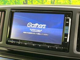 【純正ナビ】人気の純正ナビを装備しております。ナビの使いやすさはもちろん、オーディオ機能も充実！キャンプや旅行はもちろん、通勤や買い物など普段のドライブも楽しくなるはず♪