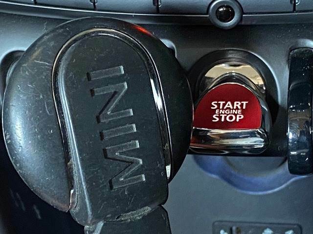 キーが車内にあればボタンでエンジン始動可能なキーレス＆プッシュスタートを装備。また低燃費運転をお楽しみいただけるアイドリングストップを装備。