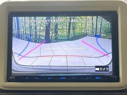 【バックカメラ】駐車時に後方がリアルタイム映像で確認できます。大型商業施設や立体駐車場での駐車時や、夜間のバック時に大活躍！運転スキルに関わらず、今や必須となった装備のひとつです！
