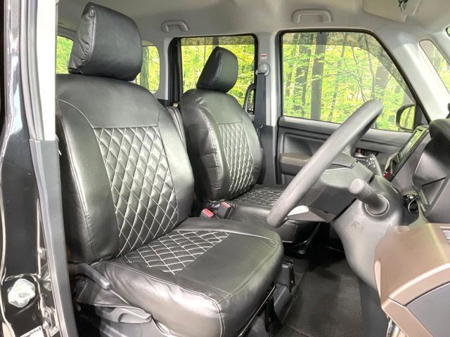 運転席シート廻りは使用感も少なく、良好な状態となっています。前オーナー様が丁寧に使っていたことがよくわかりますね。