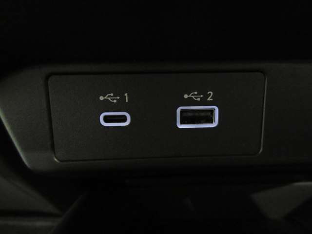 USB充電専用電源ソケットも付いています。モバイル機器などの充電専用
