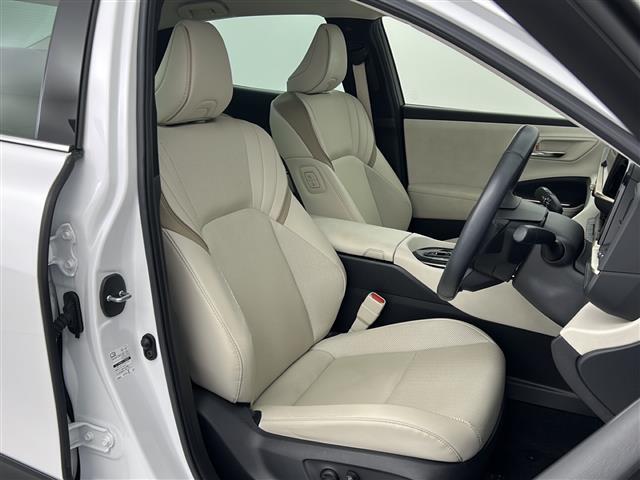 【運転席】座り心地が良いシートなので長時間の運転でも快適にお過ごしいただけます。新品のフロアマットのご注文も可能です。掲載箇所以外にご希望の写真がございましたらお気軽にお問い合わせ下さい。