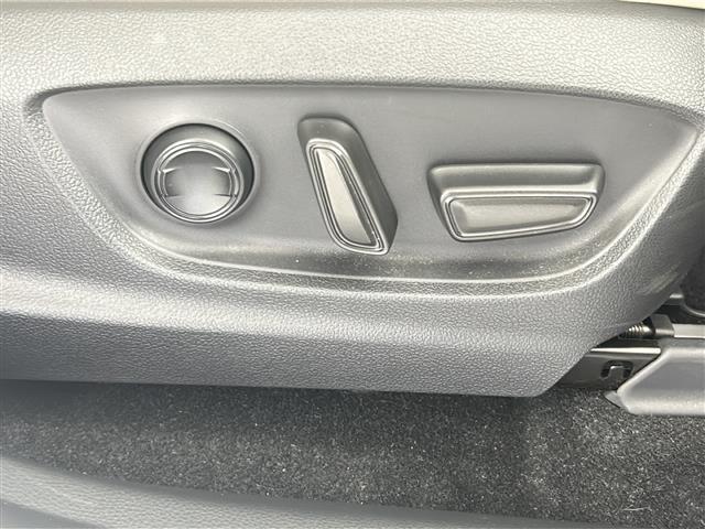 【運転席】座り心地が良いシートなので長時間の運転でも快適にお過ごしいただけます。新品のフロアマットのご注文も可能です。掲載箇所以外にご希望の写真がございましたらお気軽にお問い合わせ下さい。