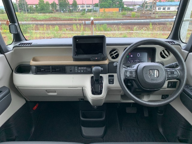 インパネシフトで足元スッキリ！運転席もゆったりしているのでゆとりを持って運転できます。 また、走行中、視線をわずかに動かすだけで読み取れるインパネ上方に配置した大型メーターもポイントです！