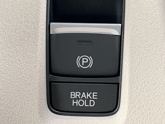ブレーキホールド機能によりブレーキを踏まなくても車が止まってくれるので、足が疲れても休めることができます。