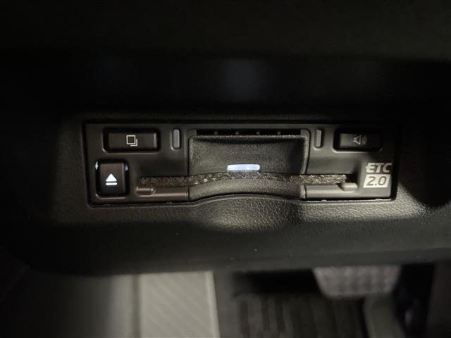 【ETC】有料道路を利用する際に料金所で停止することなく通過できる、ETC車載器（ノンストップ自動料金収受システム機器）が装備されています。セットアップを行うことで利用可能になります。
