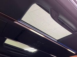 【ムーンルーフ】ムーンルーフ搭載で車内の解放感が一気にアップ！開放的なドライブをお楽しみいただけます。