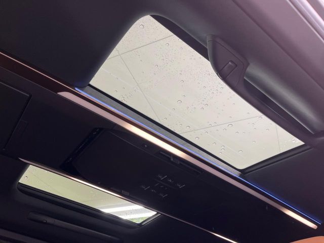 【ムーンルーフ】ムーンルーフ搭載で車内の解放感が一気にアップ！開放的なドライブをお楽しみいただけます。