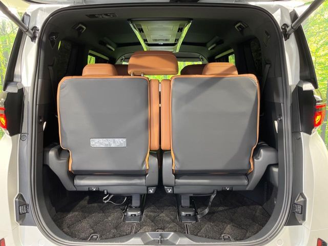 普段のお買い物や通勤、送迎等に十分な荷室スペースを確保しております。サードシートを倒すと、大きな荷物の積載も可能です♪