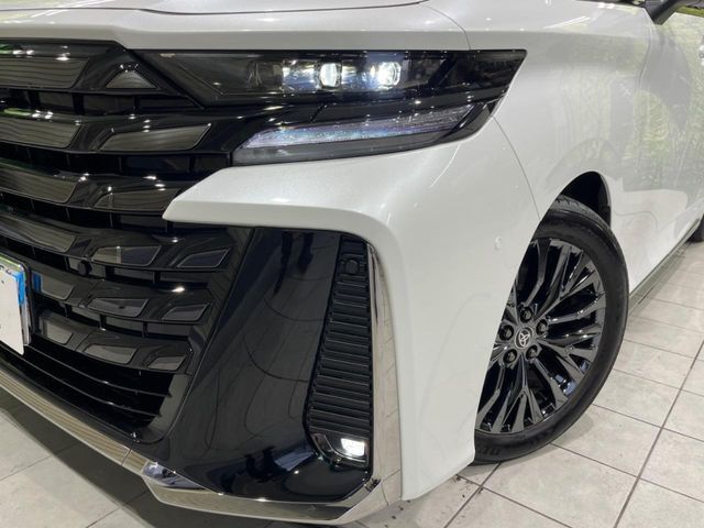 【LEDヘッドライト】悪天候や夜間走行時も良好な視界を確保し安心して運転できる高輝度LEDヘッドライトを装備！点灯速度が早く、消費電力も抑えられています。