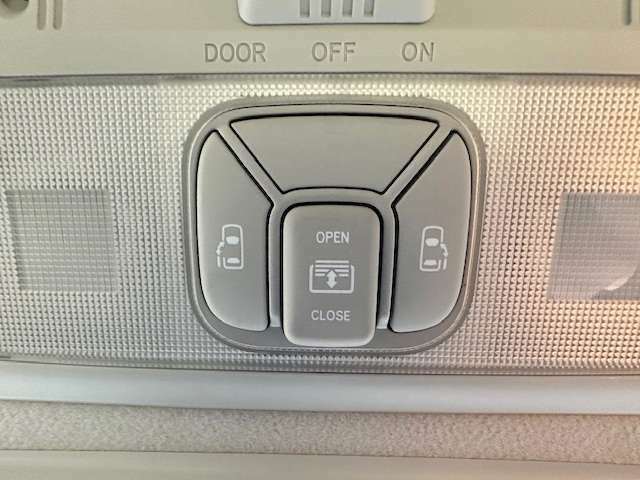 両側自動ドアのスイッチも運転席上部にあります！安全確認をしながらの操作が出来ますので、小さなお子様がいても安心ですよ！