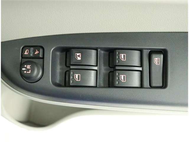ボタン1つ自動で窓の開閉が可能です！空気の入れ替えも瞬時にできます！