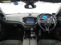 インテリアは、ネロレザー、ピアノブラックインテリアトリム、シフトパドルが装備され、上質な空間に走りの楽しさとスポーティー仕様を両立。