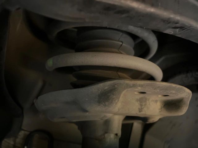 お車を安心してお乗りいただく為には、足回りの定期点検が欠かせません。サービスサポート（有償保証）では無料点検もご提供しており、安心のカーライフをお過ごしいただけるサポート体制が整っています。