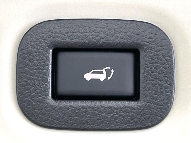 【パワーバックドア】スマートキーや運転席のボタンを押すだけでリアゲートが自動で開閉します！荷物を持っている時や、高い位置にあるバックドアを閉める際に便利な機能です♪