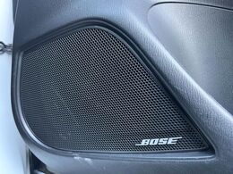 【BOSEサウンドシステム】メーカーオプションの高品位サウンドシステムを搭載。専用のチューニングが施された大小様々なスピーカーから良質なサウンドが奏でられ、臨場感あふれる音響空間を演出します。