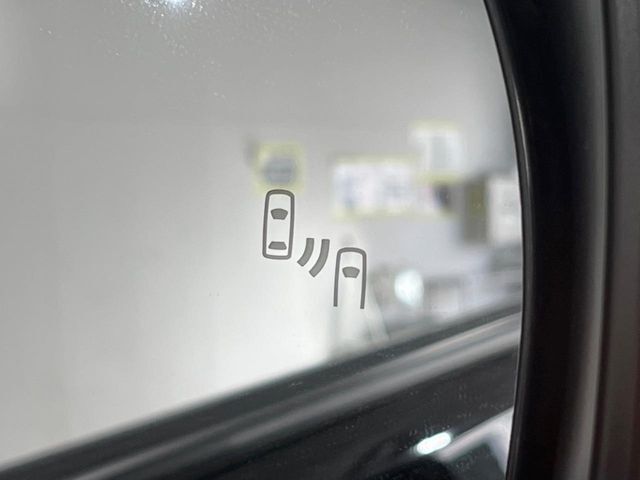【ブラインドスポットモニター】走行中、ドアミラーの死角になりやすい箇所に後続車が接近するとサイドミラーのレンズに警告を表示！ドライバーに注意喚起をしてくれます。