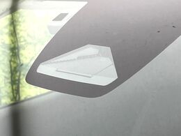 【ホンダセンシング】走行中に前方の車両等を認識し、衝突しそうな時は警報とブレーキで衝突回避と被害軽減をアシスト。より安全にドライブをお楽しみいただけます。
