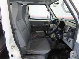運転席シートはスライドOK★グレーの内装色は汚れが目立ちにくくオススメです