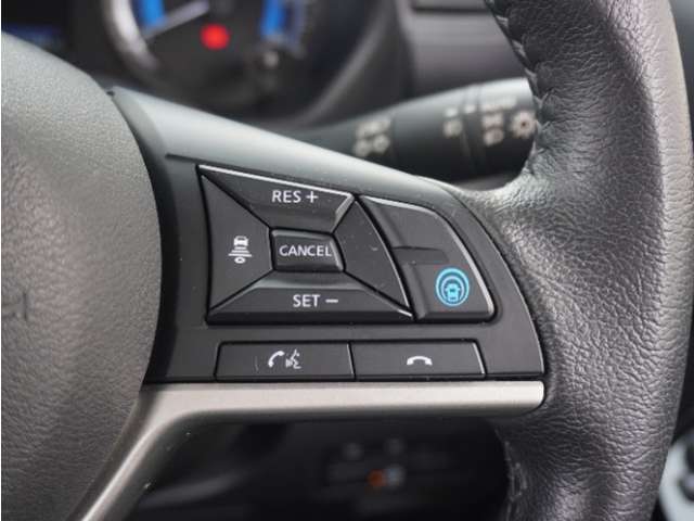 【アダプティブクルーズコントロール】予め設定した車速内でクルマが自動的に加減速。前走車との適切な車間距離を維持しながら追従走行します。【LKAS】車線維持支援システムでステアリング操作を支援。